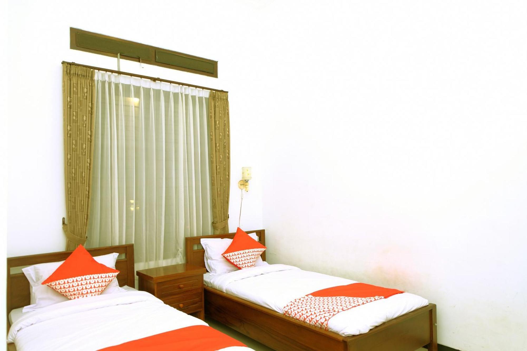 Oyo 350 D' Maktab Homestay Syariah Маланг Екстериор снимка